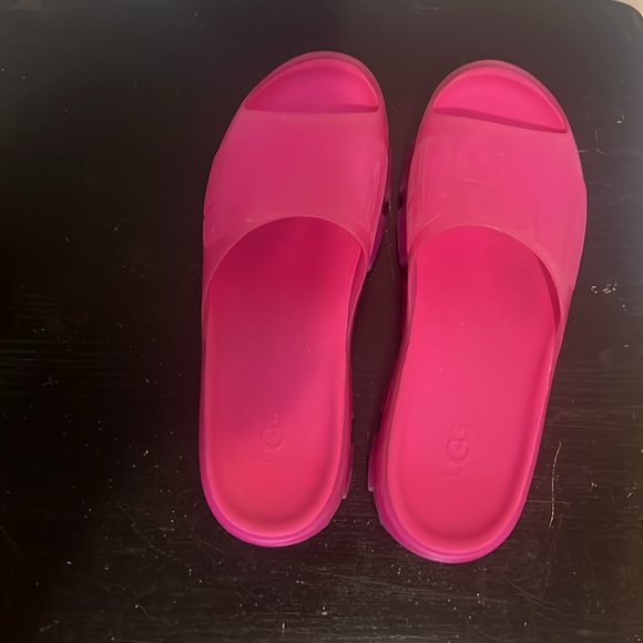 Ugg size 8 pink slides - Picture 5 of 5